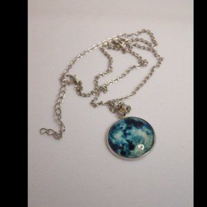 Blue pendant necklace